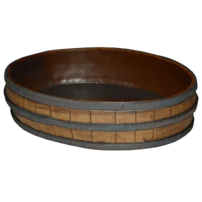 Handgjord oval gratängform i stengods med träliknande yta.